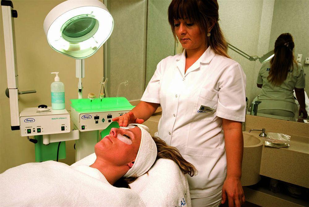 Eser Premium Hotel & Spa Buyukcekmece Εξωτερικό φωτογραφία A cosmetologist at work