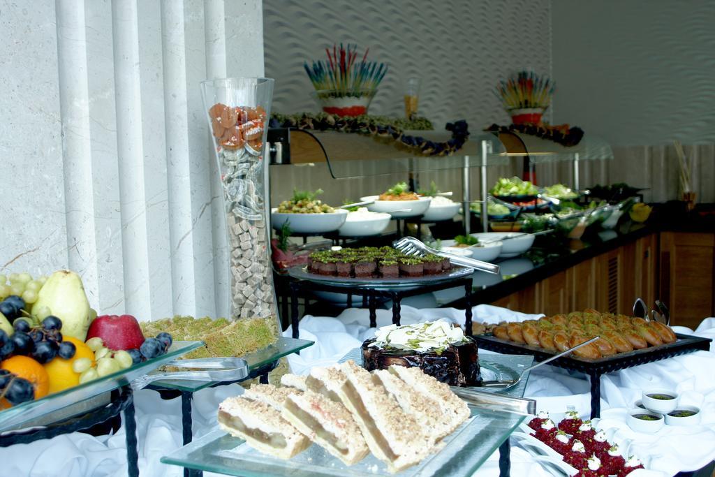 Eser Premium Hotel & Spa Buyukcekmece Εξωτερικό φωτογραφία A buffet