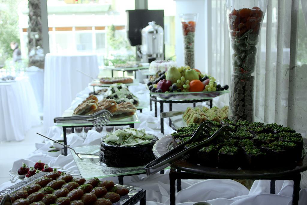 Eser Premium Hotel & Spa Buyukcekmece Εξωτερικό φωτογραφία A buffet