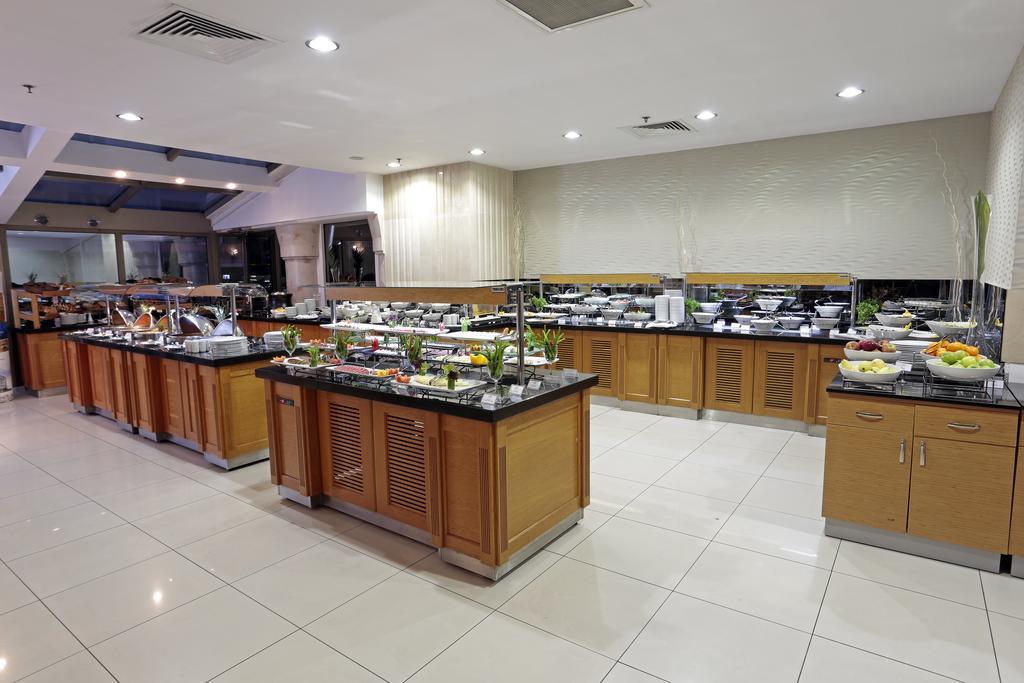 Eser Premium Hotel & Spa Buyukcekmece Εξωτερικό φωτογραφία A buffet at a hotel