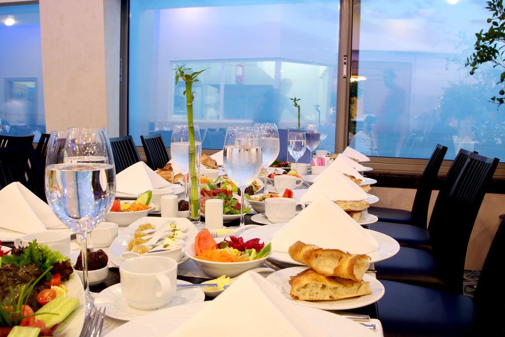 Eser Premium Hotel & Spa Buyukcekmece Εξωτερικό φωτογραφία A table set for a meal