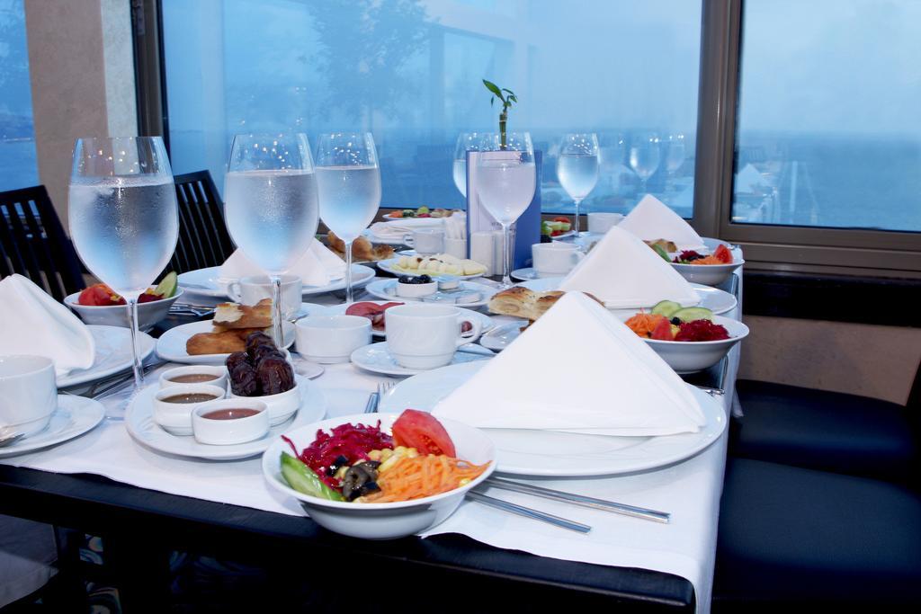 Eser Premium Hotel & Spa Buyukcekmece Εξωτερικό φωτογραφία A table set for a meal