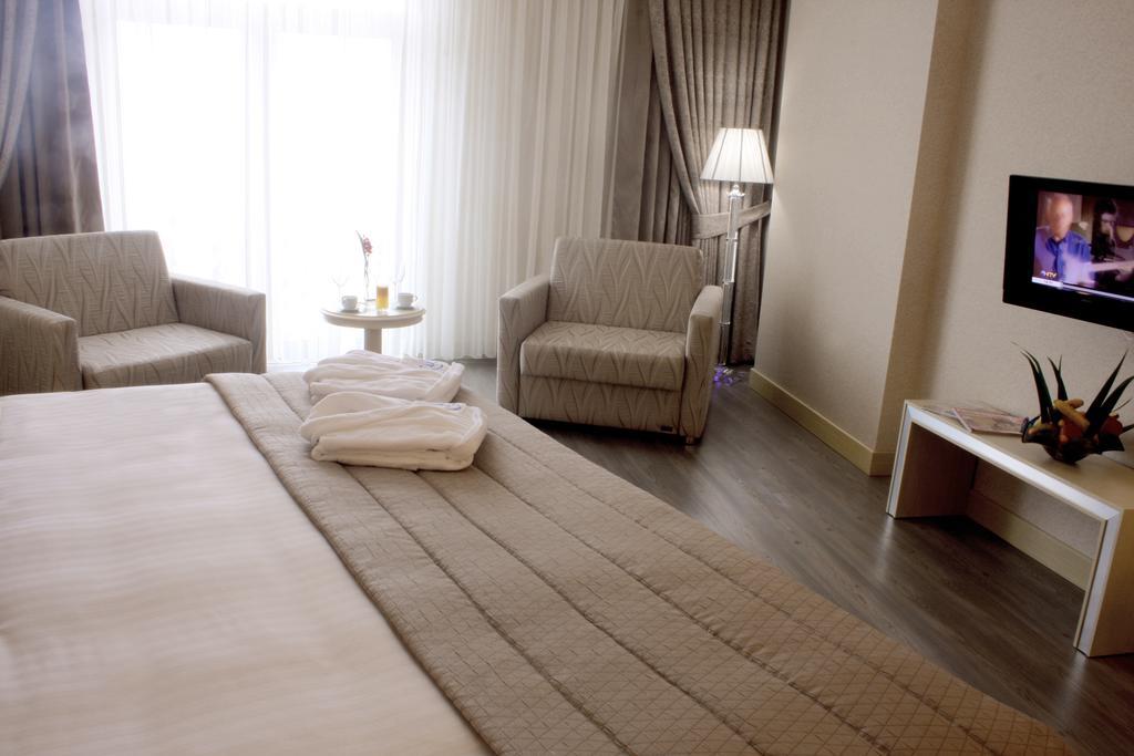 Eser Premium Hotel & Spa Buyukcekmece Εξωτερικό φωτογραφία A room at the hotel