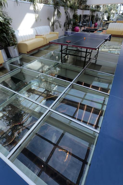 Eser Premium Hotel & Spa Buyukcekmece Εξωτερικό φωτογραφία A glass floor