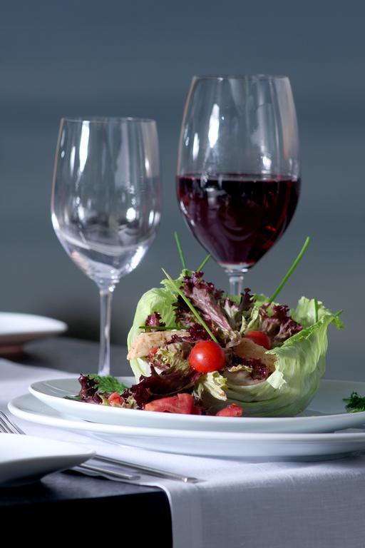 Eser Premium Hotel & Spa Buyukcekmece Εξωτερικό φωτογραφία A salad and wine