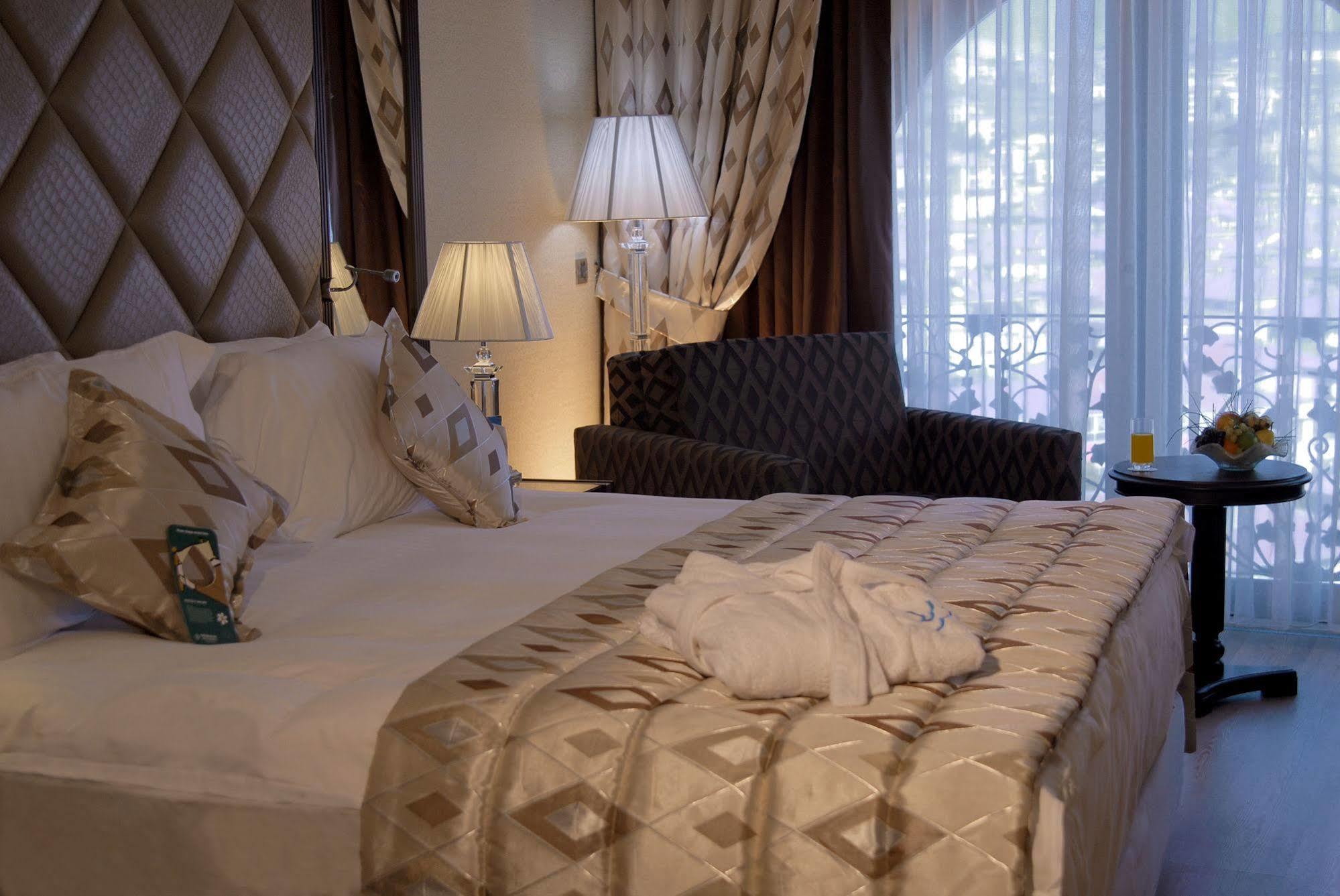 Eser Premium Hotel & Spa Buyukcekmece Εξωτερικό φωτογραφία A bedroom at the hotel